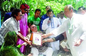 এফডিসি ঘুরে গেলেন আনোয়ার হোসেন