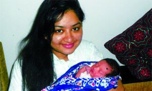 মা হলেন রেসি