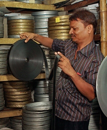 শেষ হচ্ছে ফিল্ম চেকার অধ্যায়