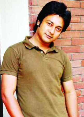 নিজেকে ভেঙ্গেচুরে গড়ছেন ইমন