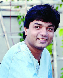 নিজের জন্য গাইলেন আগুন