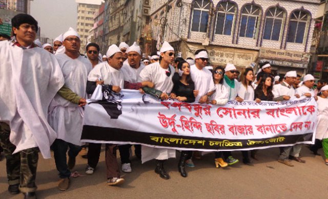 কাফনের কাপড়ে চলচ্চিত্র পরিবার