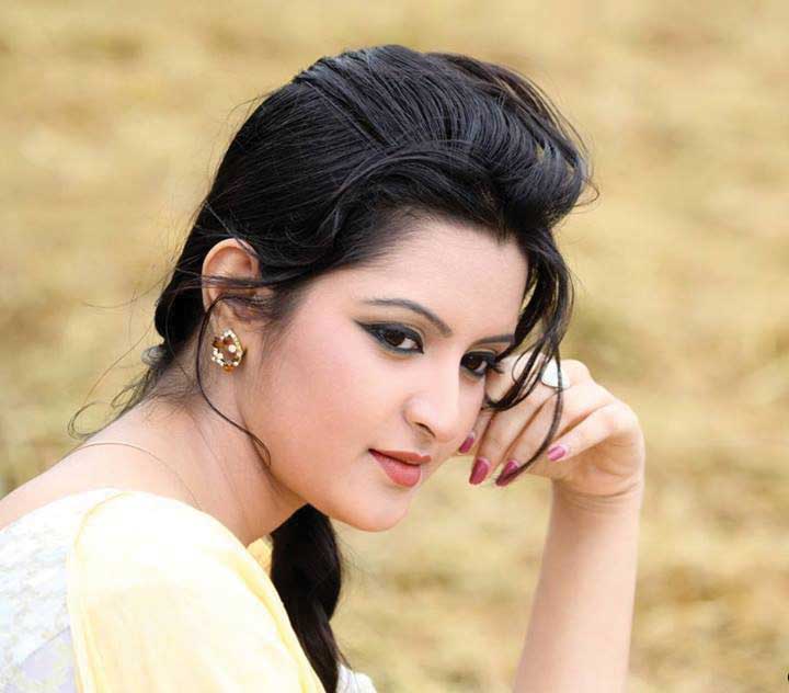 শাকিব-অপুর সঙ্গে পরী মনি