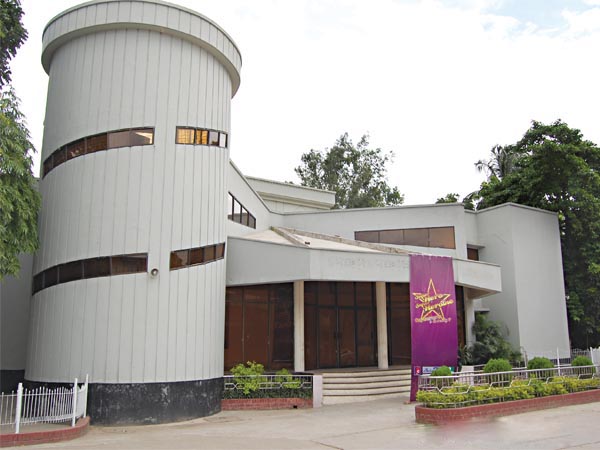 মান্না আবারও নামফলকে