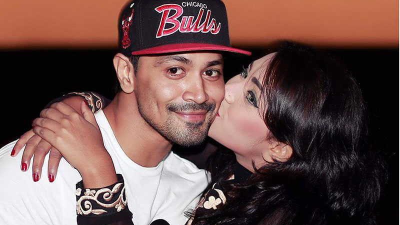 নায়ককে প্রসূনের প্রকাশ্য চুমু