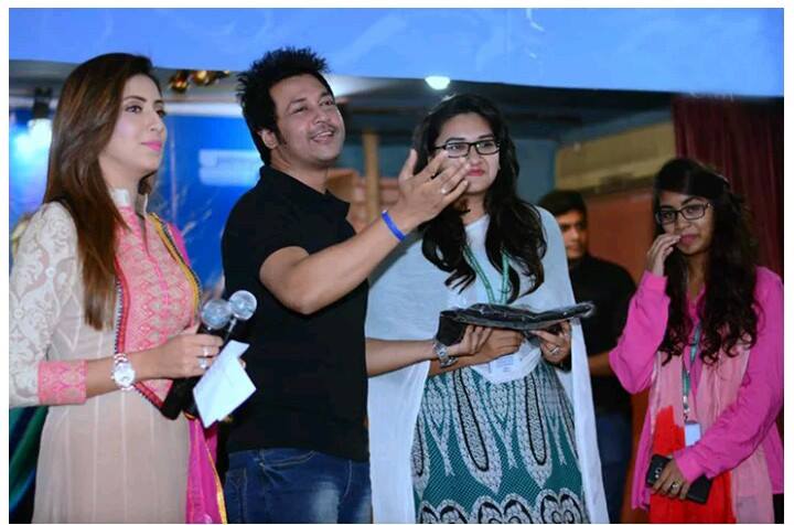 ক্যাম্পাসে ক্যাম্পাসে পদ্ম পাতার জল