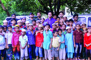 জোর প্রচারণায় পদ্ম পাতার জল