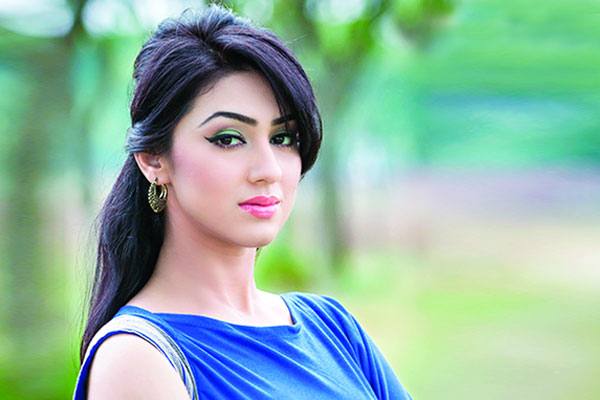 পারলার খুলছেন অপু বিশ্বাস