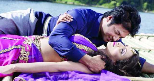 পদ্ম পাতার জল: ভালোবাসার রাজসিক মহাকাব্যের তিলোত্তমা দৃশ্যায়ন