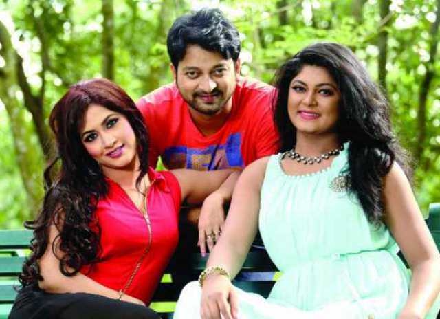 ‘ব্ল্যাকমানি’র বিরুদ্ধে সাইমন, কেয়া, মৌসুমী