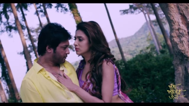 টাইটেল ট্র্যাকে পদ্ম পাতার জল