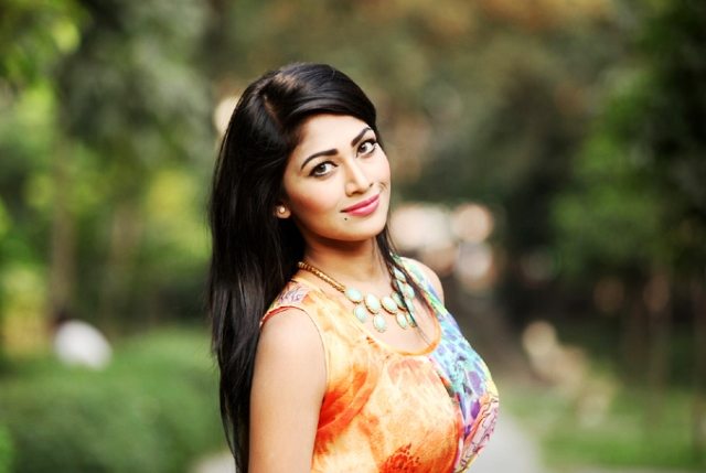 পিয়া বিপাশাই ছেড়েছেন ‘রাজনীতি’