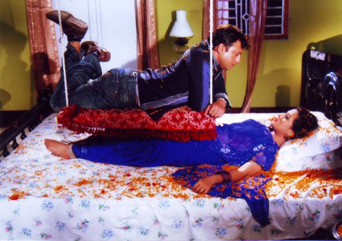 জনপ্রিয় গান 'হাওয়ায় হাওয়ায় দোলনা দুলে'র একটি দৃশ্য