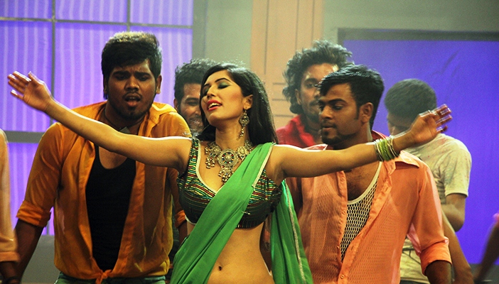 আইটেম গানে আহত নায়লা (ভিডিও)