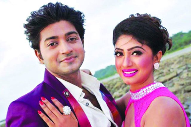 আজব প্রেমের গজব গান (ভিডিও)