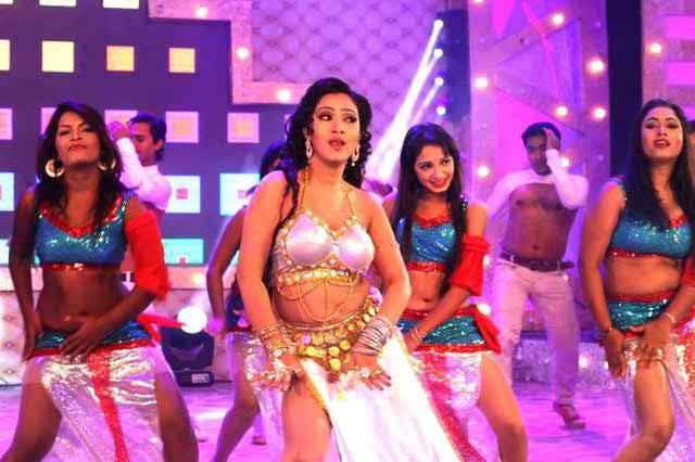 অভিনেত্রীকে কুপ্রস্তাব, মার খেলেন পরিচালক