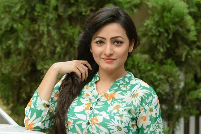 চলচ্চিত্রে আগ্রহী মডেল সুজানা