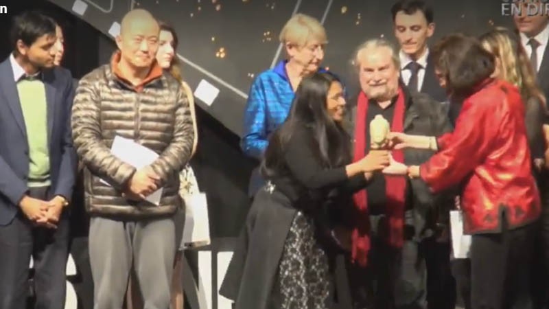 ফ্রান্সে পুরস্কৃত আন্ডার কনস্ট্রাকশন