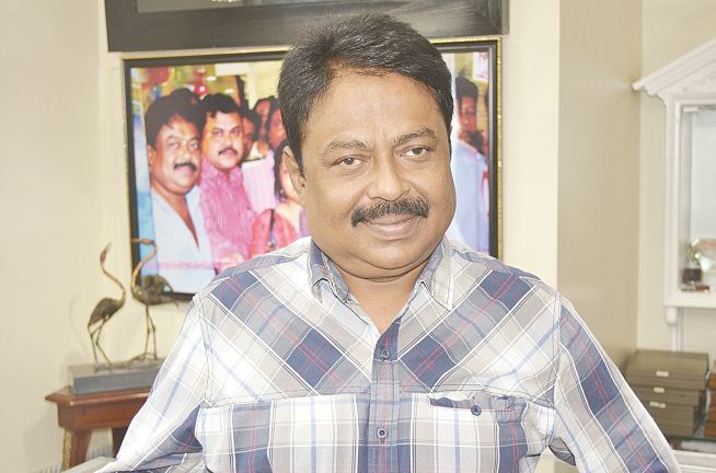 নির্মাণে ছাড় না দিয়ে ‘রক্ত’ ছাড়লেন