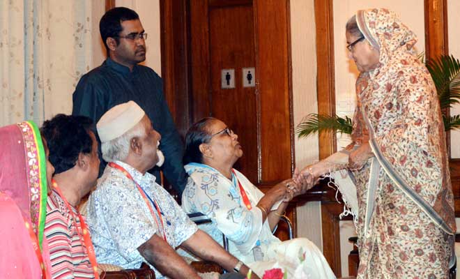 ৩ অভিনয়শিল্পীকে প্রধানমন্ত্রীর অনুদান