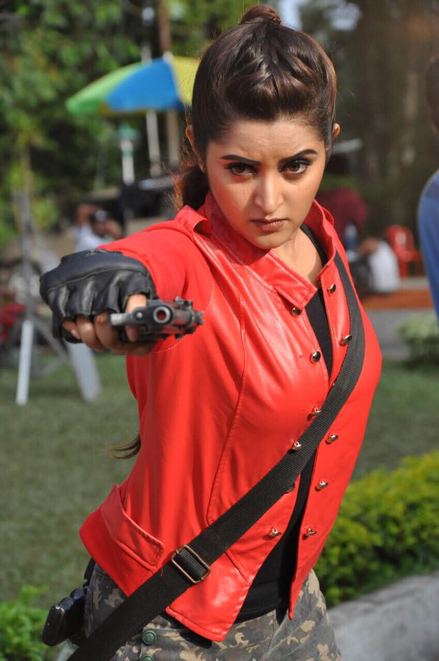 এবার বাদ পড়লেন পরী মনি