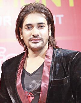 অনন্ত জলিলের চোখ ‘আয়নাবাজি’