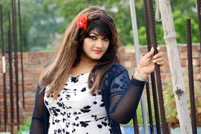 সাপের চরিত্রে মুনমুন