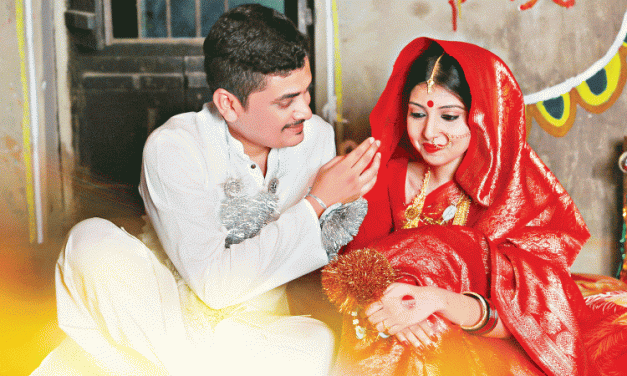 নববধূর সাজে পড়শী