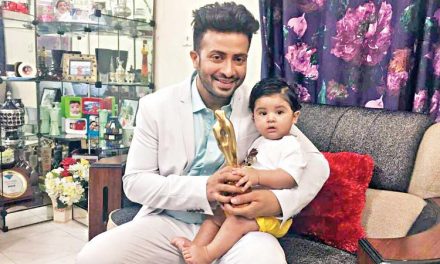 ছেলের হাতে পুরস্কার তুলে দিলেন শাকিব