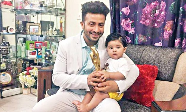 ছেলের হাতে পুরস্কার তুলে দিলেন শাকিব