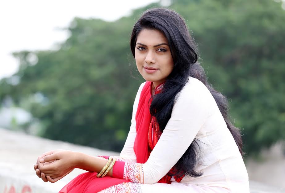 দুর্গতদের পাশে তিশা