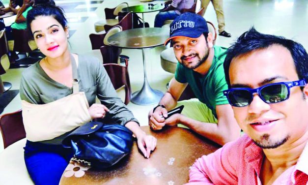 ভাঙা হাত নিয়ে শুটিং