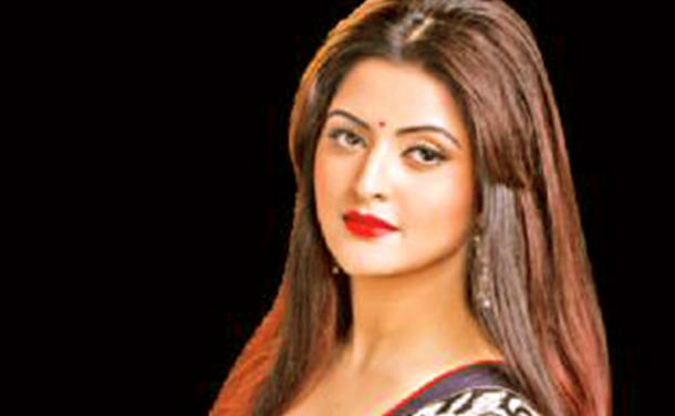 ‘বোমা ফাটালেন, কী শব্দ চয়নরে বাবা’, পত্রিকার সমালোচনায় পরী মনি