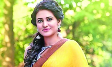 পরিচালক-নায়িকার হৃদয় নিয়ে দ্বন্দ্ব, ফেঁসে গেল ‘হৃদয় জুড়ে’