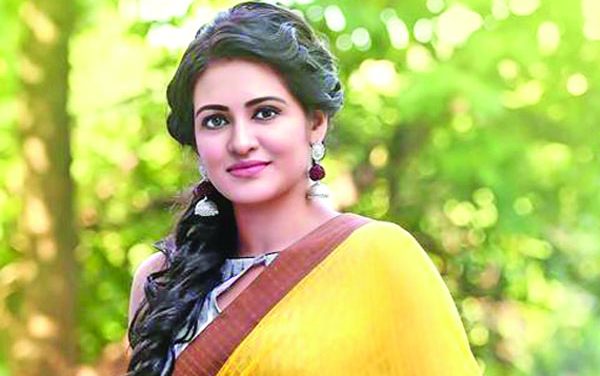 পরিচালক-নায়িকার হৃদয় নিয়ে দ্বন্দ্ব, ফেঁসে গেল ‘হৃদয় জুড়ে’