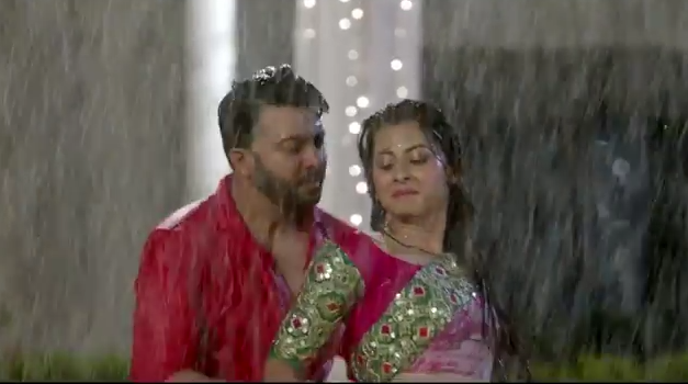 বৃষ্টি ভেজা রোমান্স (ভিডিও)