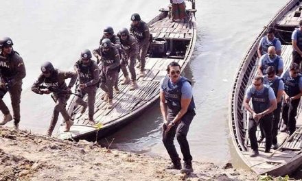 ঢাকা অ্যাটাক : দর্শকের মুখে হাসি