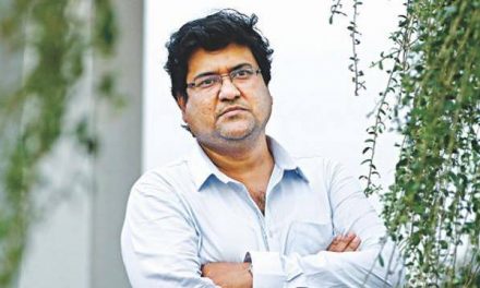 ‘কিছু বাস্তবতা মাথায় রেখে’ সমালোচনা করতে বললেন দীপংকর দীপন