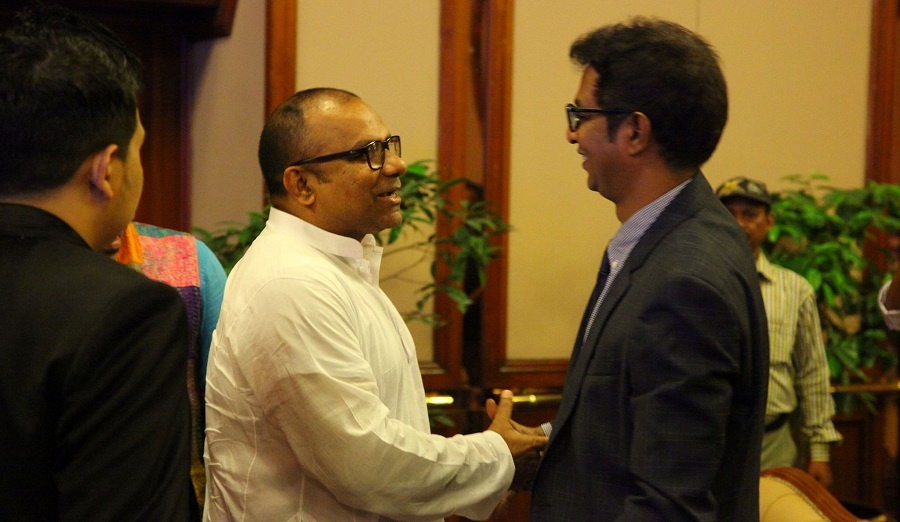 ‘আজিজ ভাই, আপনি এফডিসিতে ফিরে আসুন’