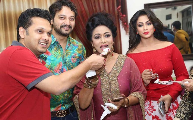 সহকর্মীদের নিয়ে রোজিনার ‌লেট বার্থডে পার্টি