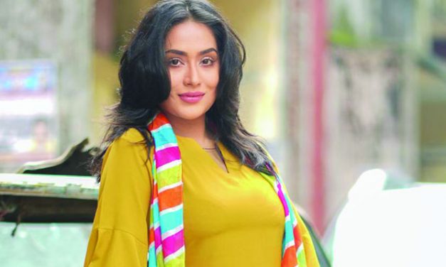 দহনের শুটিং করছেন মম