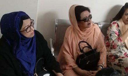 আমজাদ হোসেনের খবর নিলেন ‘তিনকন্যা’