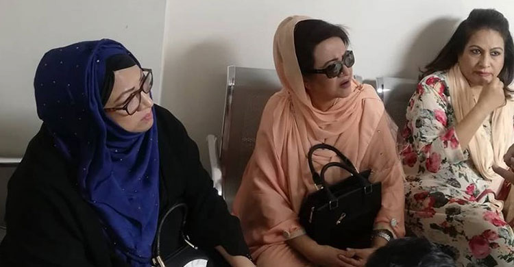 আমজাদ হোসেনের খবর নিলেন ‘তিনকন্যা’