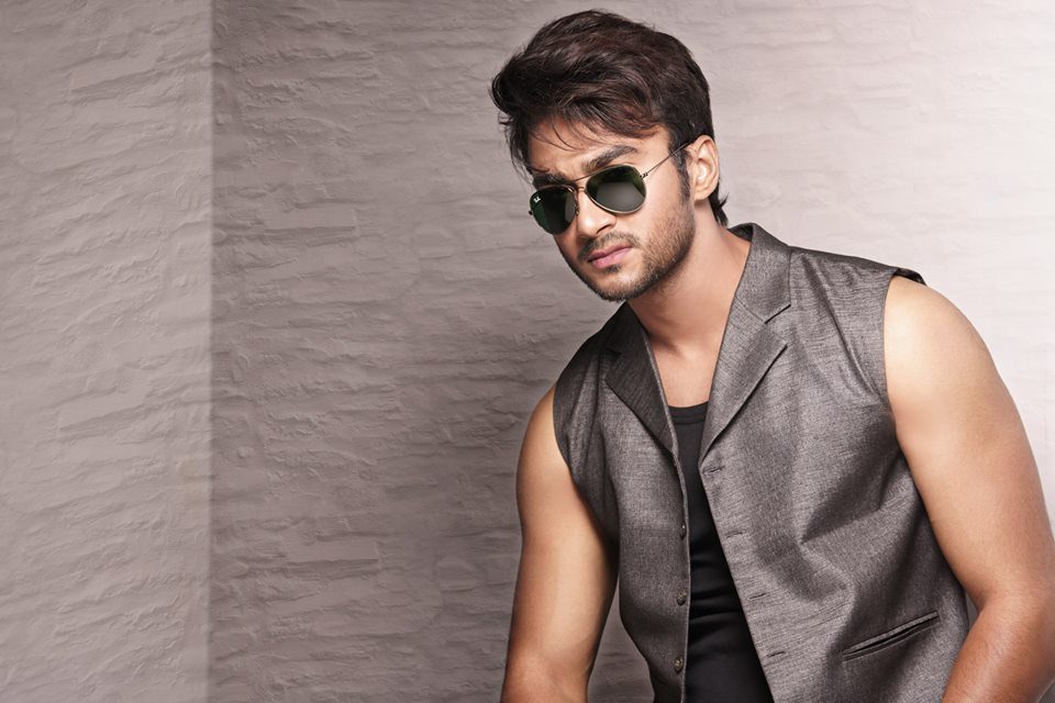 জাজের বাইরে রোশানের ‘সুন্দরীতমা’