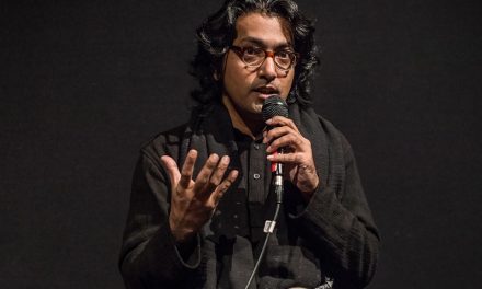সহযাত্রী তরুণীর কান্না শুনে ‘নীল মুকুট’ বানালেন কামার আহমাদ সাইমন