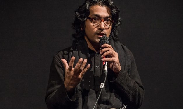 সহযাত্রী তরুণীর কান্না শুনে ‘নীল মুকুট’ বানালেন কামার আহমাদ সাইমন