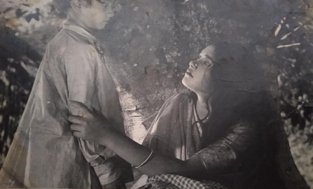 বাংলা-উর্দু দুই সংস্করণে নির্মিত প্রথম সিনেমা কোনটি?