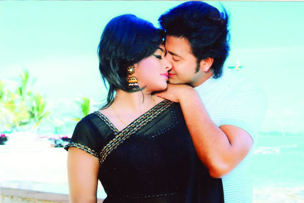 ফুল প্যাকেজ লাভ স্টোরি ‘প্রিয়া আমার প্রিয়া’