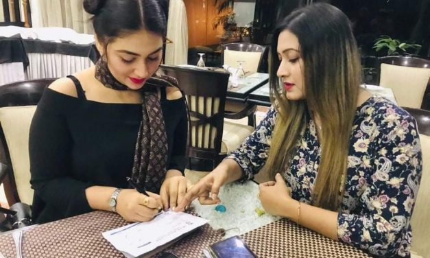 অনুদানের ‘আশীর্বাদ’ করছেন অপু