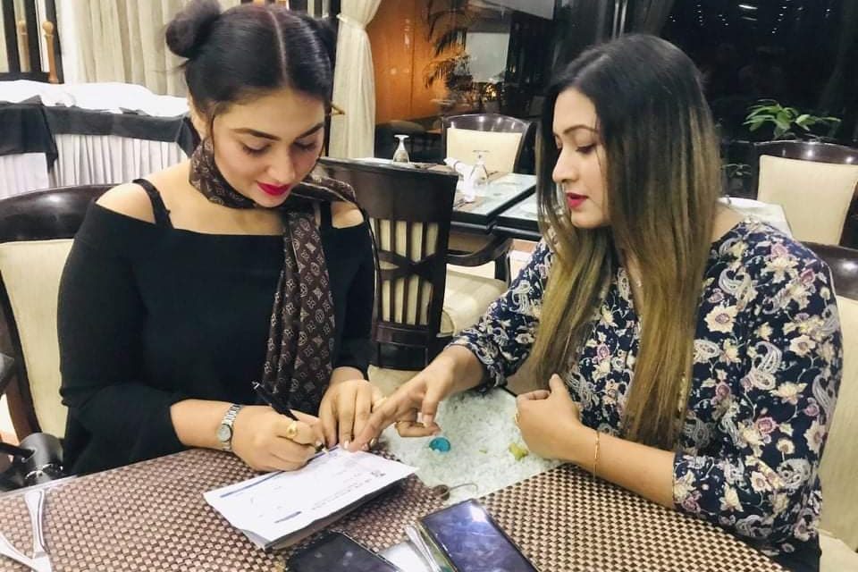 অনুদানের ‘আশীর্বাদ’ করছেন অপু